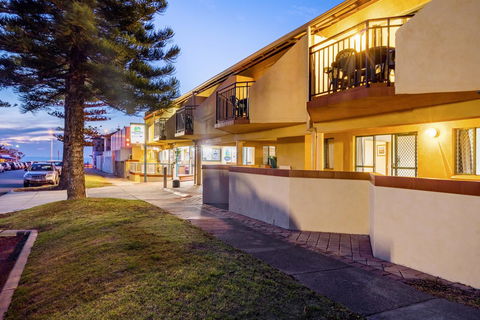 Cottesloe Beach Chalets - VIC Tourism 4