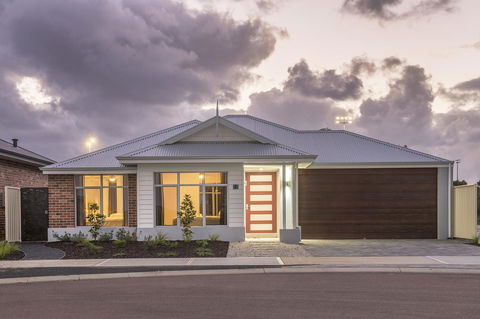 15 Cabot Close - VIC Tourism 0