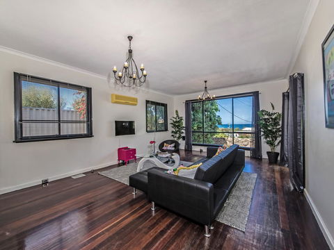 Panoramique Holiday Home With A View - VIC Tourism 4