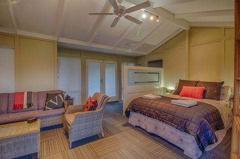 Windfall Estate Vineyard Cottage - VIC Tourism 0