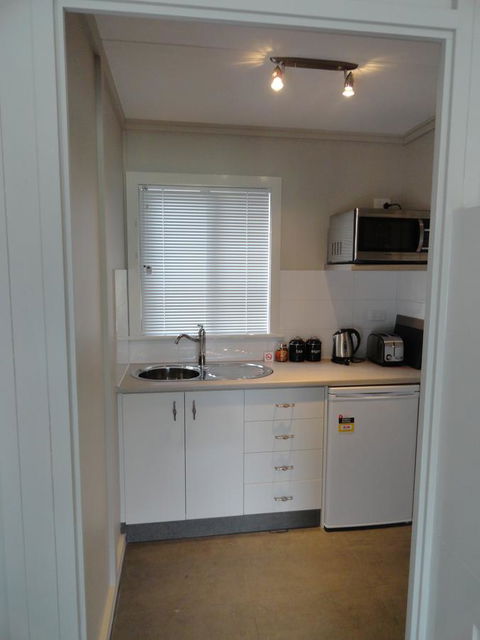 Windfall Estate Vineyard Cottage - VIC Tourism 5