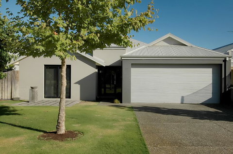 THE SANCTUARY LUXURY HOLIDAY HOME - VIC Tourism 0