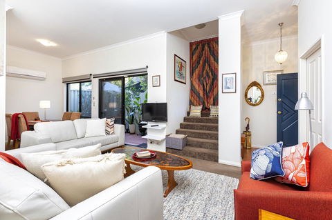 Como Executive Apartment - VIC Tourism 9