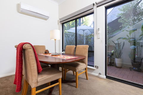 Como Executive Apartment - VIC Tourism 10