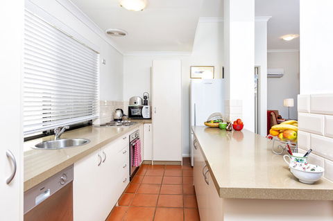 Como Executive Apartment - VIC Tourism 8