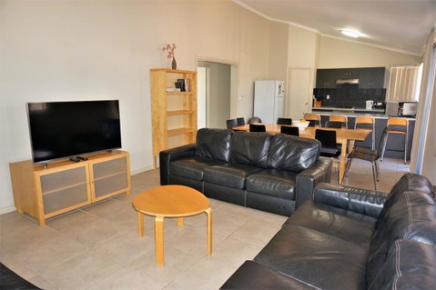 9 Krait Street - Perfect For Large Groups Or Families Alike - VIC Tourism 2