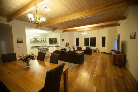 Burton Farmhouse - VIC Tourism 9