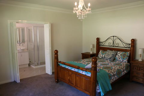 Burton Farmhouse - VIC Tourism 4