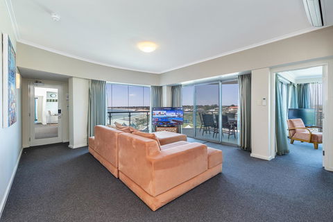 A 406 FANTASTIC OCEAN BEACH And MARINA VIEW APT - MANDURAH - VIC Tourism 0