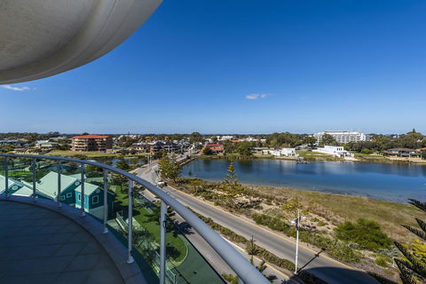 A 406 FANTASTIC OCEAN BEACH And MARINA VIEW APT - MANDURAH - VIC Tourism 11