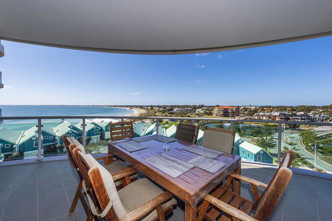A 406 FANTASTIC OCEAN BEACH And MARINA VIEW APT - MANDURAH - VIC Tourism 4