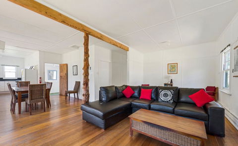 Giants Table And Cottages - VIC Tourism 9