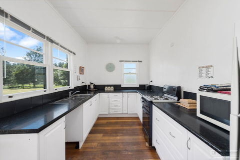 Giants Table And Cottages - VIC Tourism 28