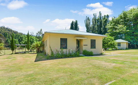 Giants Table And Cottages - VIC Tourism 3