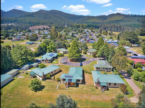 Giants Table And Cottages - VIC Tourism 27
