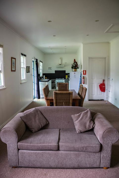 Giants Table And Cottages - VIC Tourism 5