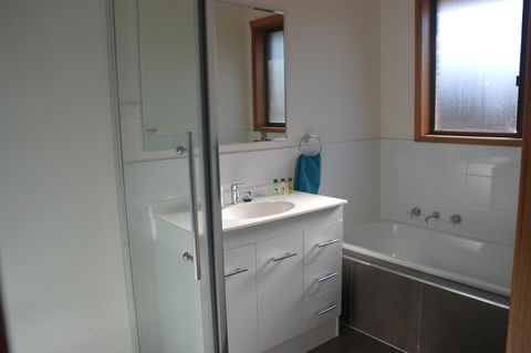 Modern 2 Bedroom Appartment - VIC Tourism 11