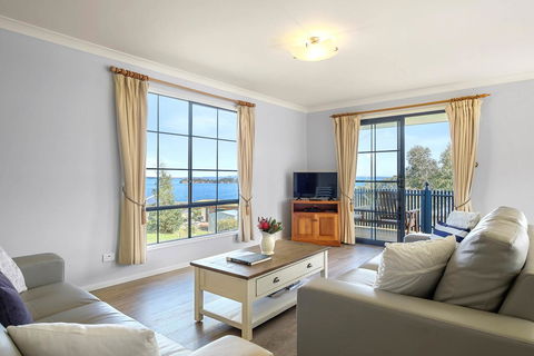 Omaroo Cottage Bruny Island - VIC Tourism 1