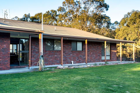 Acton Park Holiday Units - VIC Tourism 1