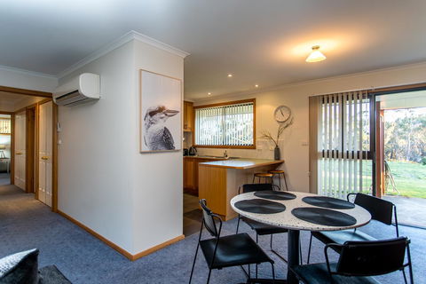 Acton Park Holiday Units - VIC Tourism 3