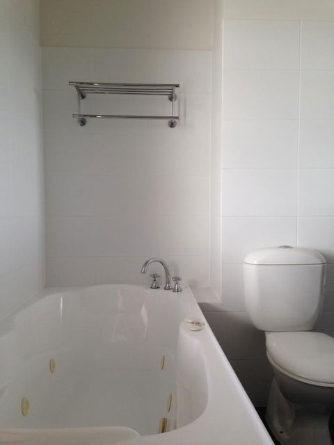 Auldington Hotel - VIC Tourism 44