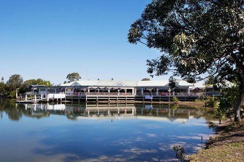 Nightcap At Waterfront Hotel - VIC Tourism 0