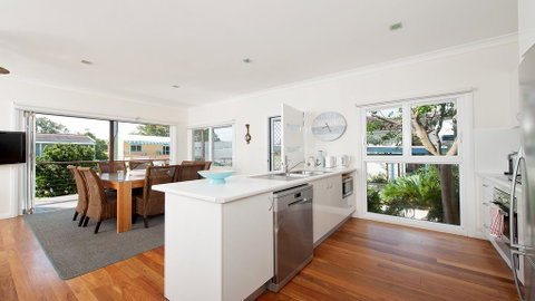 No. 1 Fingal Bay Beach House - The Little Abode - VIC Tourism 3