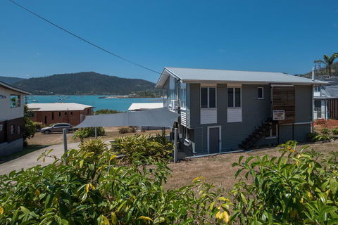 Norm's Beach House - Airlie Beach - VIC Tourism 0