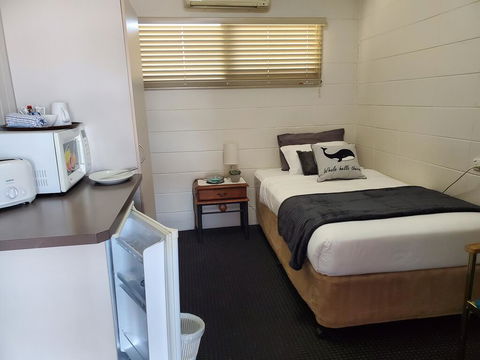 O'Sheas Windsor Hotel - VIC Tourism 1