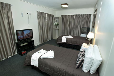 O'Sheas Windsor Hotel - VIC Tourism 0
