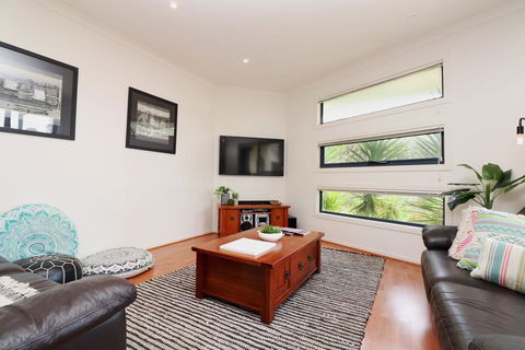 Ocean Whispers - Pets, WiFi, 300m Beach, 3 Bdrm, Linen - VIC Tourism 0