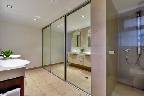 Oceana Darwin Central Oceanfront 3 Bedroom 2 Lounge Room Pool Gym Tennis Court Sleeps 9 - VIC Tourism 3