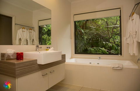 On Obi Maleny - VIC Tourism 3