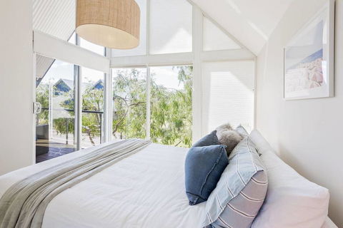 ON THE BEACH - Villa Over The Road From The Beach - VIC Tourism 0