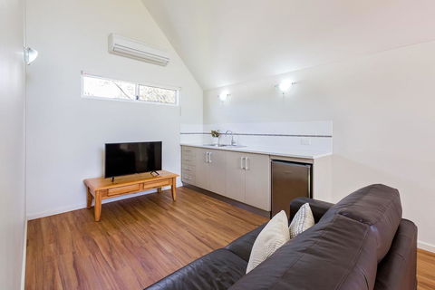 ON THE BEACH - Villa Over The Road From The Beach - VIC Tourism 2