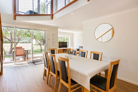 ON THE BEACH - Villa Over The Road From The Beach - VIC Tourism 1