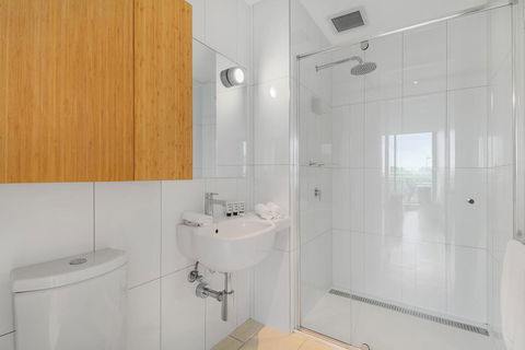 One-Bed Apartment With Balcony And Luna Park Views - VIC Tourism 3