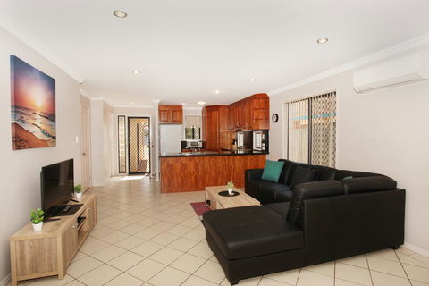 Oomoo 27b - 4 BDRM Townhouse - Close To Beaches - VIC Tourism 3