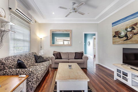 Oscars Pet Friendly Beach House, 14 Tomaree Road - VIC Tourism 1