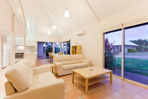 Osprey Holiday Village Unit 105 - Tranquil 3 Bedroom Holiday Villa With A Pool In The Complex - VIC Tourism 3