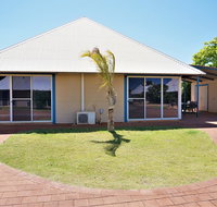 Osprey Holiday Village Unit 109 - Pleasant 3 Bedroom Holiday Villa with a Pool in the Complex - VIC Tourism