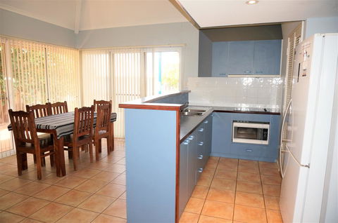 Osprey Holiday Village Unit 115 - Idyllic 3 Bedroom Holiday Villa With A Pool In The Complex - VIC Tourism 3