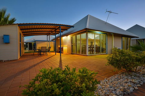 Osprey Holiday Village Unit 117 - Exquisite 3 Bedroom Holiday Villa With A Pool In The Complex - VIC Tourism 1