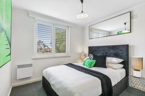 Oversized Apartment Close To City, Parks, MCG - VIC Tourism 1