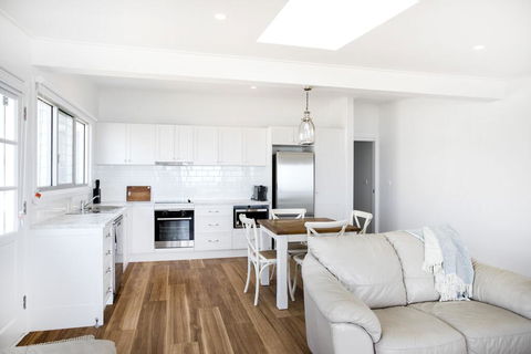 Pa's Beach House - Apartment 2 - VIC Tourism 3