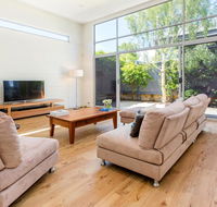 PALM COURT RETREAT - MORNINGTON