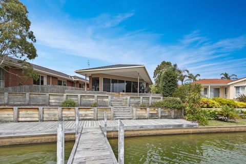 Pelican Brief - Relaxing Canal Frontage - VIC Tourism 0