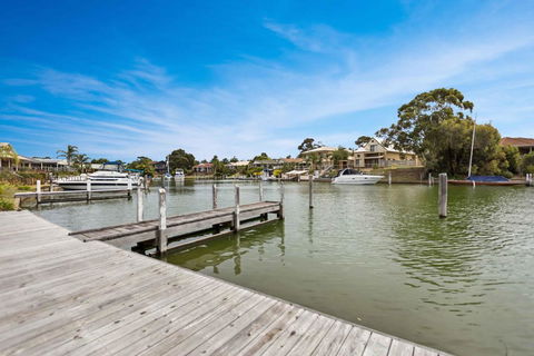Pelican Brief - Relaxing Canal Frontage - VIC Tourism 1