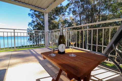 Pelican Escape Executive Home At Raffertys Resort - VIC Tourism 3
