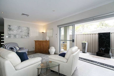 Penguin 4 Bedroom House By Shoalwater Executive Homes - VIC Tourism 2